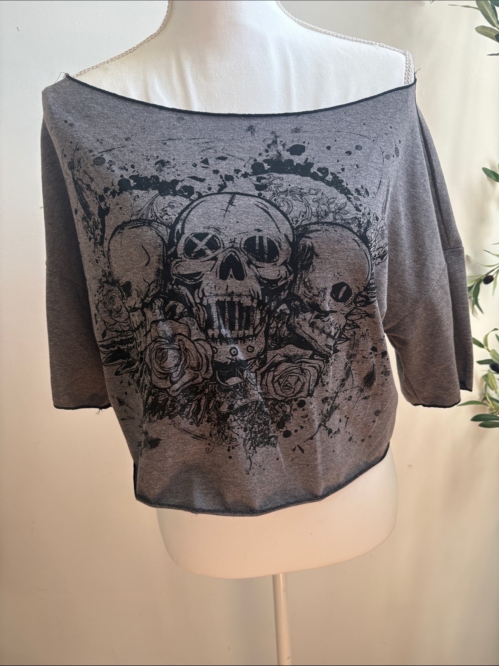 ROMWE Black Graphic Skull & Rose Off-Shoulder Crop Top
